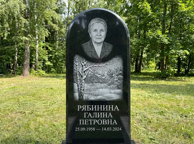 Памятник с гравировкой берёзы: стела с плавным арочным верхом — зимняя берёза, снег на ветвях, газон без ограды, стриженая трава, работа «Рябинина» в Магнитогорске