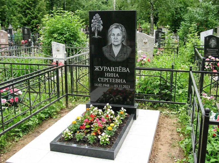 Памятник с гравировкой берёзы — гравировка одинокой берёзы над именем, работа «Журавлёва» в Магнитогорске