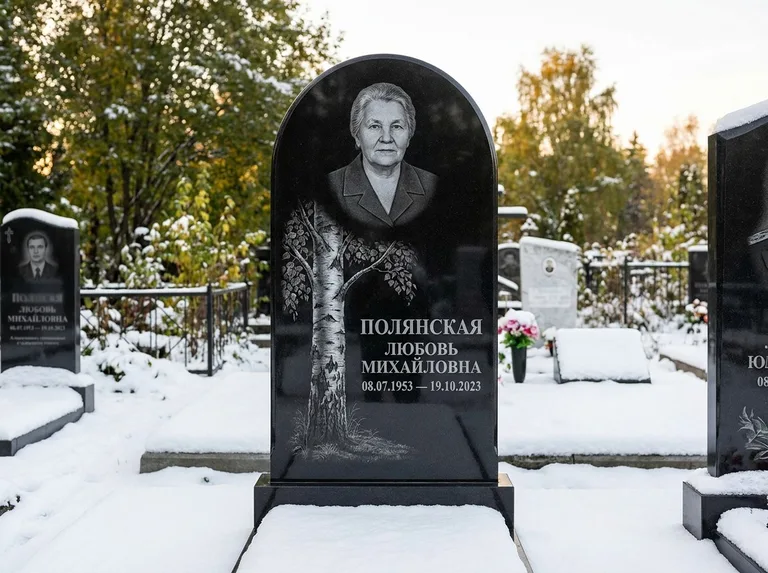 Памятник с гравировкой берёзы: полукруглая стела — объёмная одинокая берёза с фактурной корой, заснеженный зимний участок, работа «Полянская» в Магнитогорске