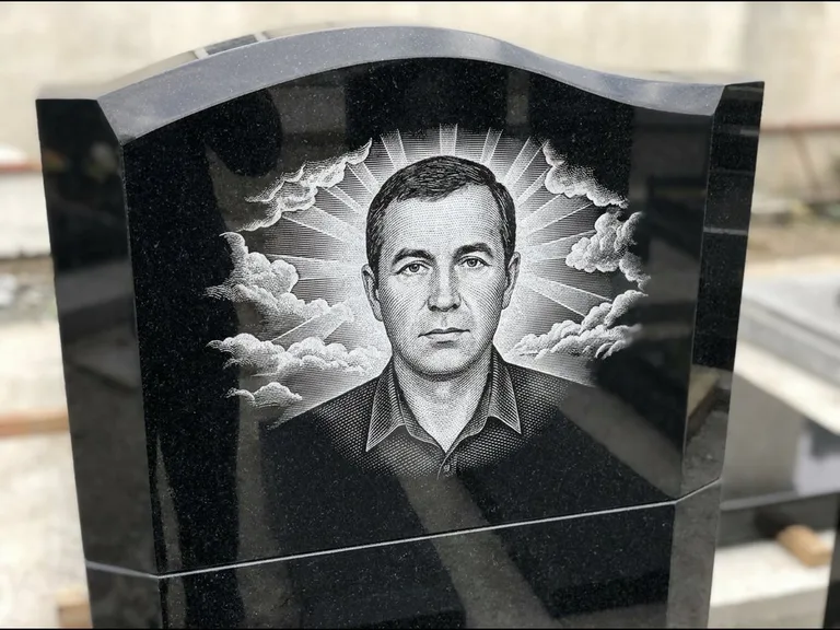 Гравировка фото на памятнике — с фоном в Магнитогорске