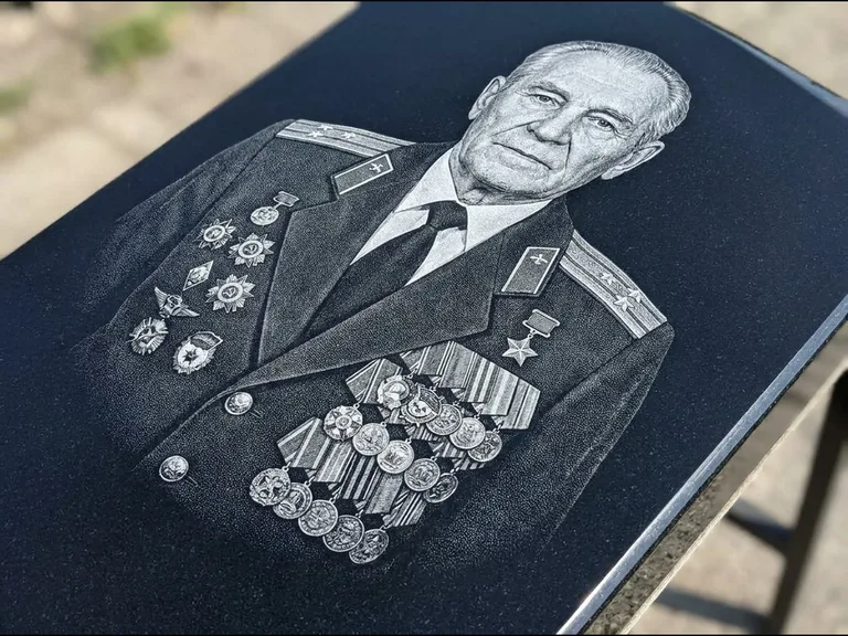 Гравировка фото на памятнике — военный / ветеран в Магнитогорске