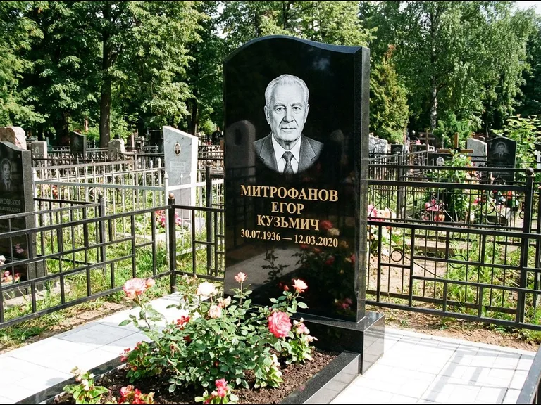 Гравировка портрета на чёрном граните — выполненная работа 29 в Магнитогорске