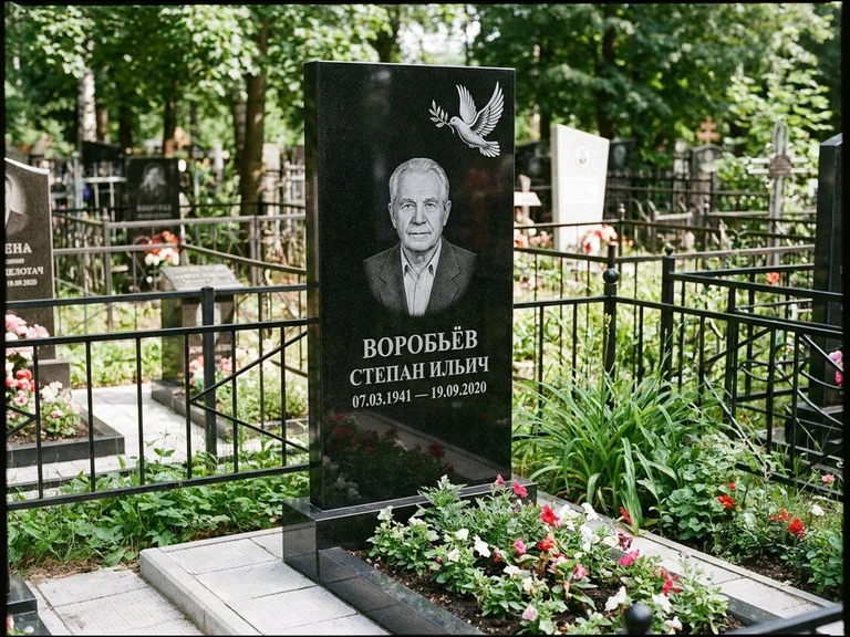 Гравировка голубей на памятник в Магнитогорске — памятник из чёрного гранита с гравировкой