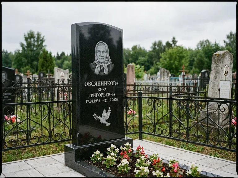 Памятник с гравировкой голубей — гравировка голубя с оливковой ветвью рядом с эпитафией, работа «Овсянникова» в Магнитогорске