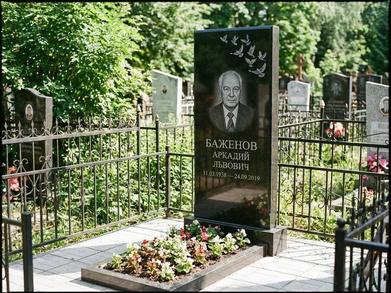 Памятник с гравировкой голубей — гравировка стаи голубей, взлетающей от угла стелы, работа «Баженов» в Магнитогорске