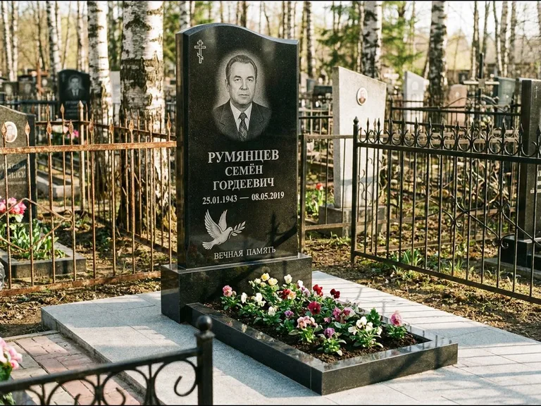 Памятник с гравировкой голубей — гравировка голубя с оливковой ветвью рядом с эпитафией, работа «Румянцев» в Магнитогорске