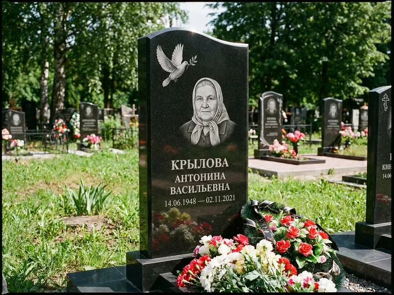 Памятник с гравировкой голубей — гравировка голубей, работа «Крылова» в Магнитогорске