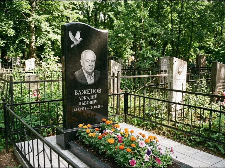 Памятник с гравировкой голубей — белая гравировка взлетающего голубя над портретом, работа «Баженов» в Магнитогорске
