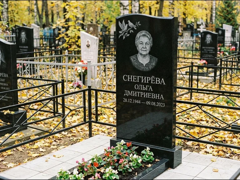 Памятник с гравировкой голубей — гравировка пары голубей на ветке в верхнем углу стелы, работа «Снегирёва» в Магнитогорске