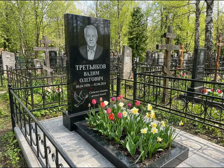 Памятник с гравировкой голубей — гравировка голубя с оливковой ветвью рядом с эпитафией, работа «Третьяков» в Магнитогорске