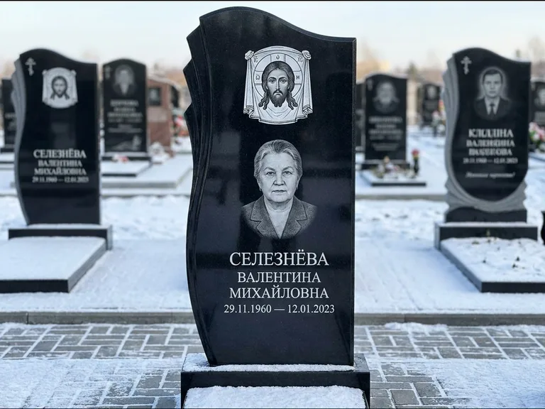 Памятник с гравировкой иконы — Казанская икона Божией Матери на стеле, работа «Одинцов» в Магнитогорске