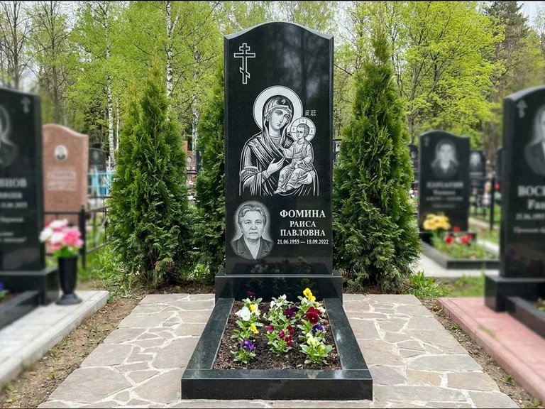 Памятник с гравировкой иконы — икона в резном киоте, работа «Гущин» в Магнитогорске