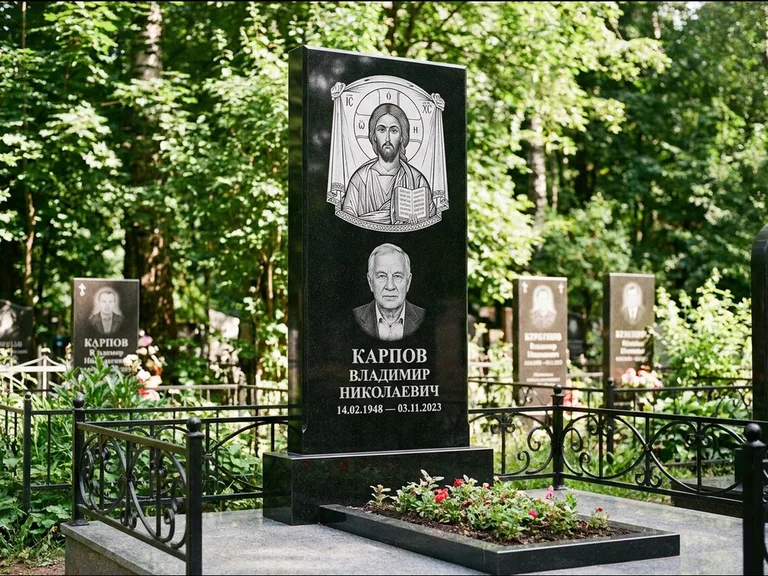 Памятник с гравировкой иконы: широкая двойная семейная стела — золочёный нимб на образе, цветник с красными розами, работа «Воронцова» в Магнитогорске