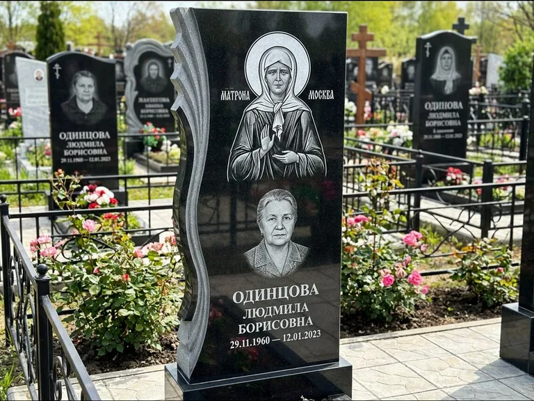 Памятник с гравировкой иконы: ступенчатая двухуровневая стела — Архангел Михаил на стеле, каменная дорожка из плитняка, работа «Одинцов» в Магнитогорске