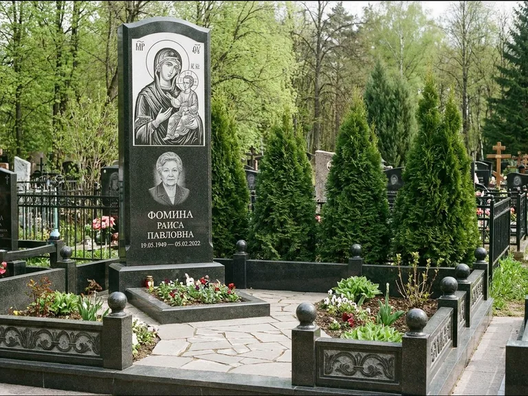 Памятник с гравировкой иконы: высокий гранёный обелиск с крестом-навершием — гравировка образа Матроны Московской, открытый участок без ограды, работа «Третьяков» в Магнитогорске