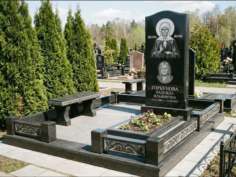 Памятник с гравировкой иконы: стела в форме раскрытой книги с образом — гравировка образа Спасителя, цоколь тёмной плиткой, работа «Зотов» в Магнитогорске