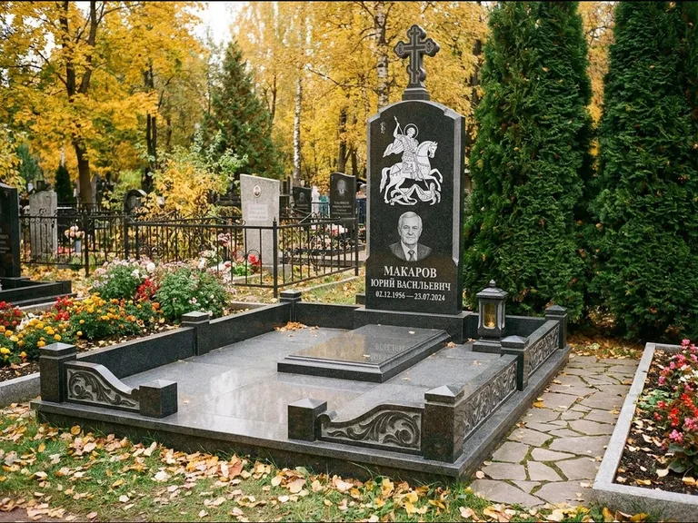 Памятник с гравировкой иконы: ступенчатая трёхуровневая стела — золочёный нимб на образе, дорожка из природного плитняка, работа «Лебедева» в Магнитогорске