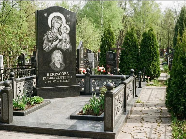 Памятник с гравировкой иконы: полукруглая стела с купольным навершием — Архангел Михаил на стеле, заснеженный зимний участок, работа «Гущин» в Магнитогорске