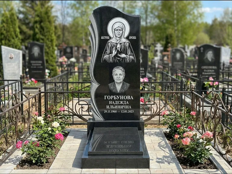 Памятник с гравировкой иконы — икона в резном киоте, работа «Одинцов» в Магнитогорске