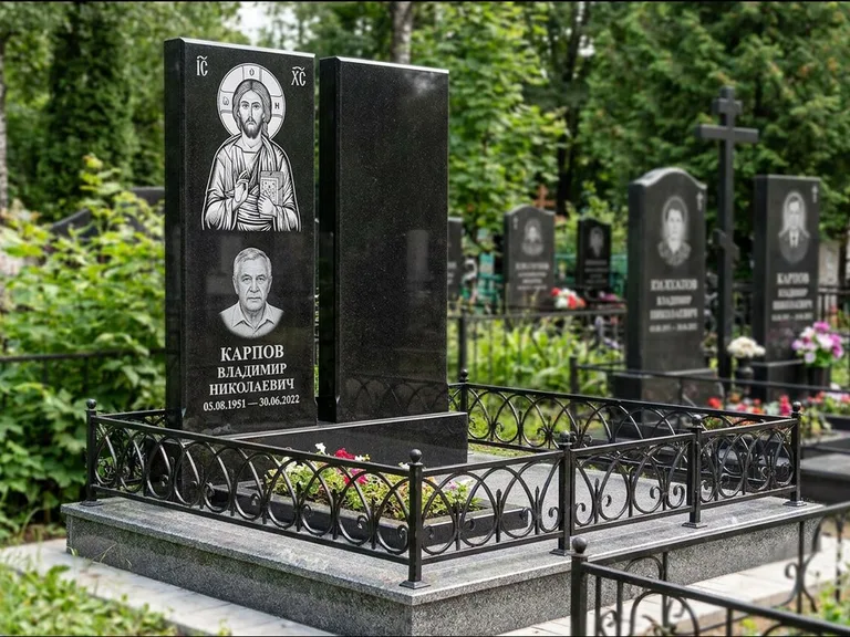 Памятник с гравировкой иконы — Казанская икона Божией Матери на стеле, работа «Богданова» в Магнитогорске