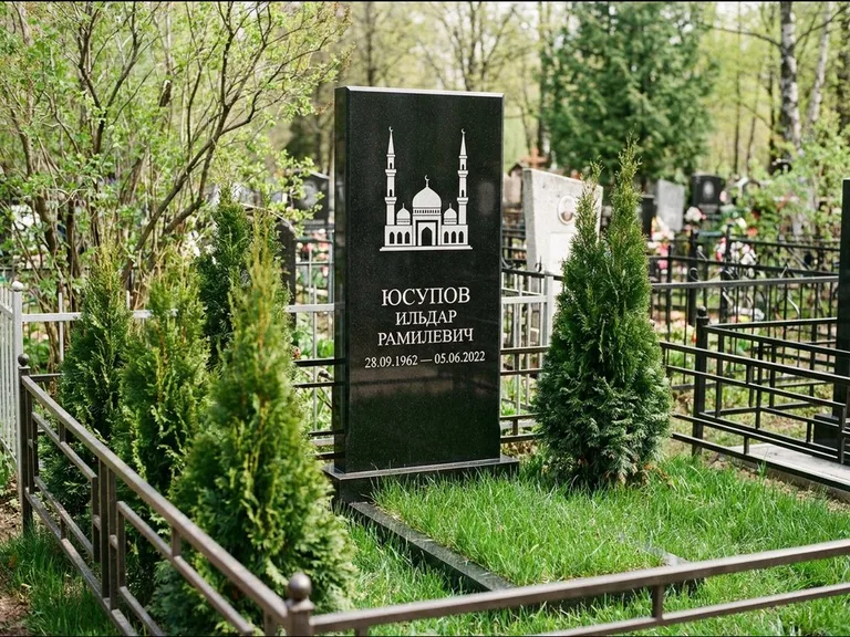 Мусульманский памятник с гравировкой мечети — силуэт мечети с двумя минаретами над именем, работа «Юсупов» в Магнитогорске