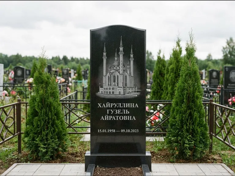 Мусульманский памятник с гравировкой мечети — мечеть Кул-Шариф на обороте стелы, работа «Хайруллина» в Магнитогорске