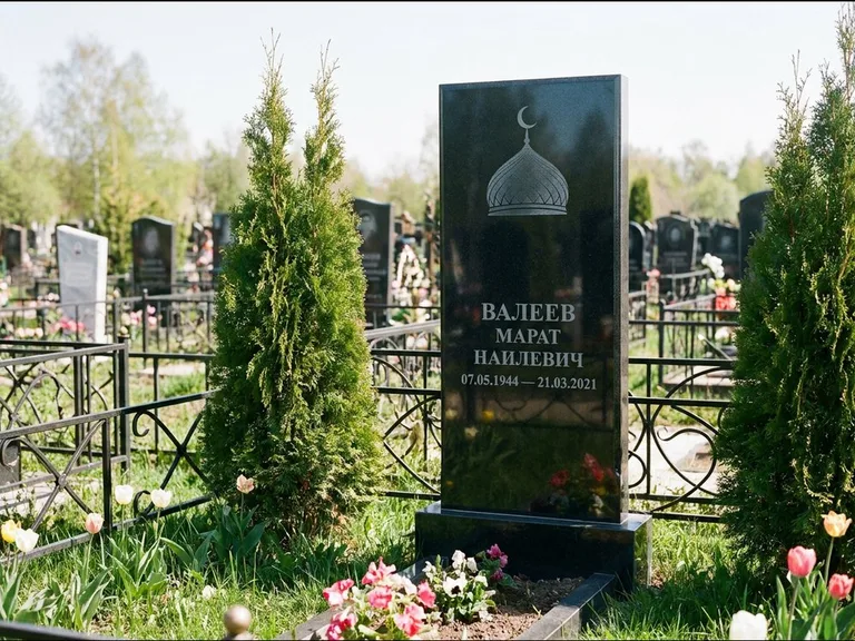 Мусульманский памятник с гравировкой мечети — купол с полумесяцем в верхней части, работа «Валеев» в Магнитогорске