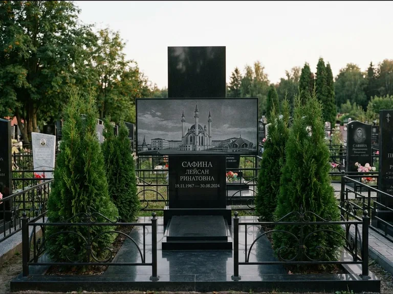 Мусульманский памятник с гравировкой мечети — панорама мечети во всю ширину стелы, работа «Сафина» в Магнитогорске