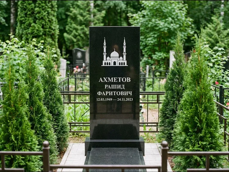 Мусульманский памятник с гравировкой мечети — силуэт мечети с двумя минаретами над именем, работа «Ахметов» в Магнитогорске