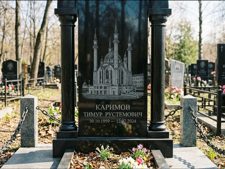 Мусульманский памятник с гравировкой мечети: стела с колоннами-минаретами по бокам — детализированная гравировка мечети Кул-Шариф, гранитные столбики с провисающей цепью, работа «Каримов» в Магнитогорске