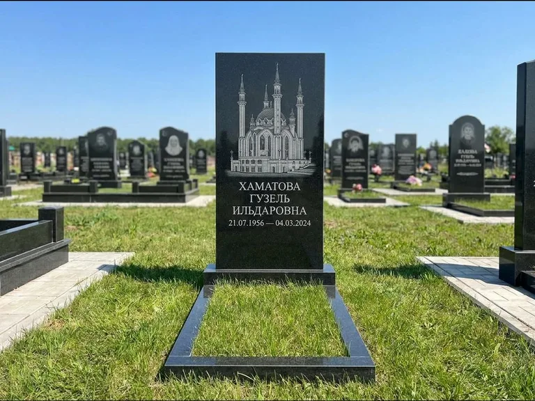 Мусульманский памятник с гравировкой мечети: небольшая скромная одиночная стела — золочёная гравировка мечети, аккуратный участок с газоном, работа «Нигматуллина» в Магнитогорске