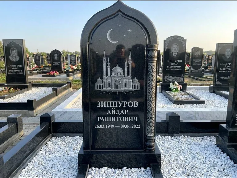 Мусульманский памятник с гравировкой мечети: стела с михраб-верхом и резной боковой колонной — детализированная гравировка мечети Кул-Шариф, белая мраморная крошка, работа «Ахметов» в Магнитогорске