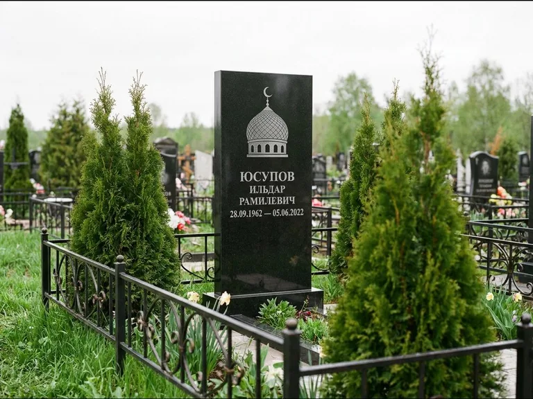 Мусульманский памятник с гравировкой мечети — купол с полумесяцем в верхней части, работа «Юсупов» в Магнитогорске