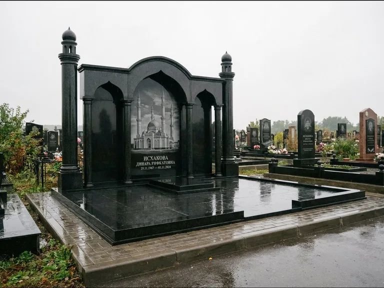 Мусульманский памятник с гравировкой мечети: семейный мемориал с колоннами-минаретами и аркой — золочёная гравировка мечети, большая мощёная площадка, работа «Абдуллаева» в Магнитогорске
