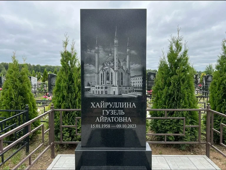 Мусульманский памятник с гравировкой мечети — панорама мечети во всю ширину стелы, работа «Хайруллина» в Магнитогорске
