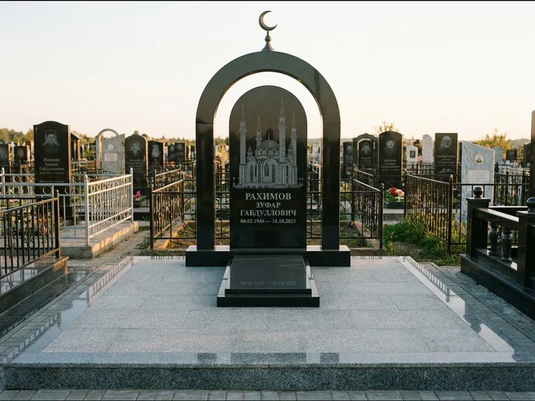Мусульманский памятник с гравировкой мечети: монументальная стела-арка с полумесяцем на вершине — детализированная гравировка мечети Кул-Шариф, мощёная гранитная площадка с бордюром, работа «Юсупов» в Магнитогорске