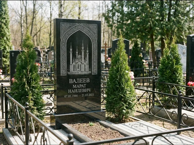 Мусульманский памятник с гравировкой мечети — мечеть в восточной арке с орнаментом, работа «Валеев» в Магнитогорске