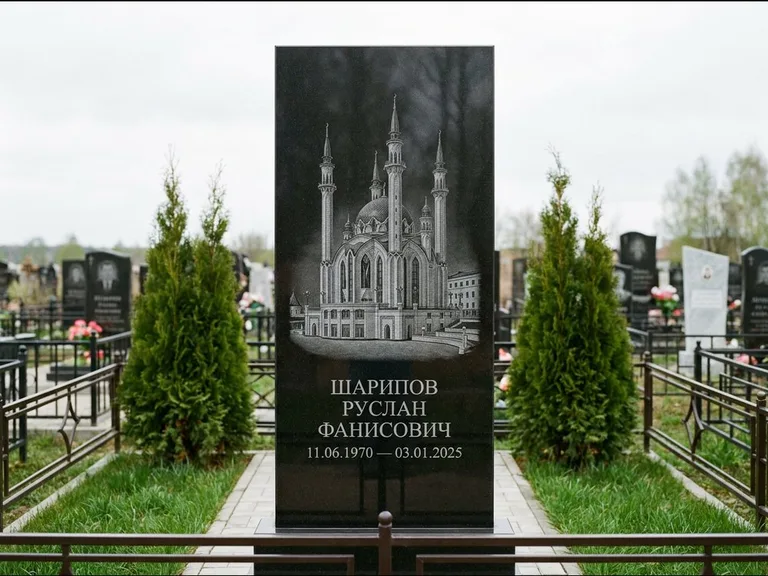 Мусульманский памятник с гравировкой мечети — мечеть Кул-Шариф на обороте стелы, работа «Шарипов» в Магнитогорске