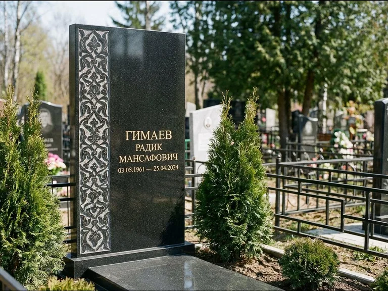 Мусульманский памятник — колонна ислими по краю стелы, работа «Гимаев» в Магнитогорске