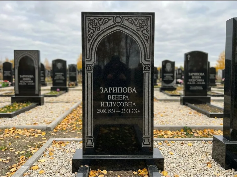 Мусульманский памятник: фигурная стела с михраб-нишей — гравировка мечети в михраб-арке с орнаментом, светлая гравийная отсыпка, работа «Зарипова» в Магнитогорске