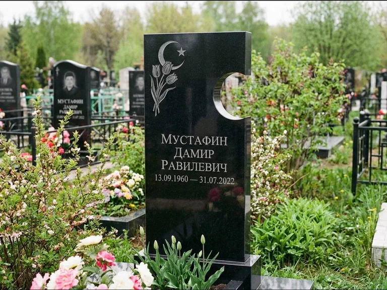 Мусульманский памятник: стела с боковым вырезом в форме полумесяца — гравировка минарета с полумесяцем, низкие кусты в цвету, работа «Мустафин» в Магнитогорске