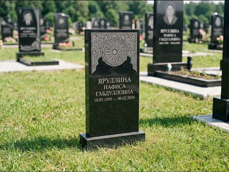 Мусульманский памятник: небольшая скромная невысокая стела — золочёная гравировка мечети, аккуратный участок с газоном, работа «Фахрутдинова» в Магнитогорске