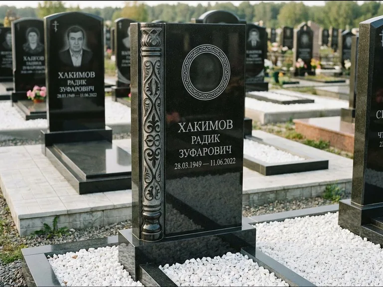 Мусульманский памятник: стела с боковой резной орнаментальной колонной — детализированная гравировка мечети Кул-Шариф, белая мраморная крошка, работа «Хабибуллин» в Магнитогорске