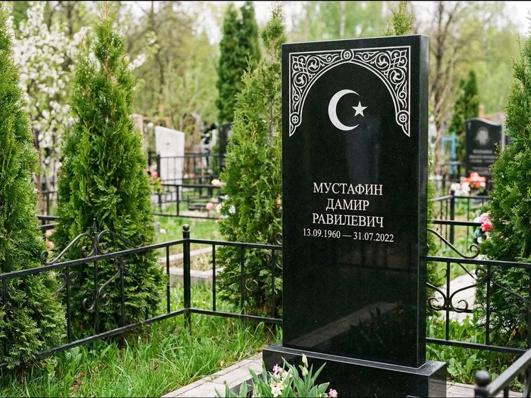 Мусульманский памятник — полумесяц со звездой и орнамент-бордюр, работа «Мустафин» в Магнитогорске