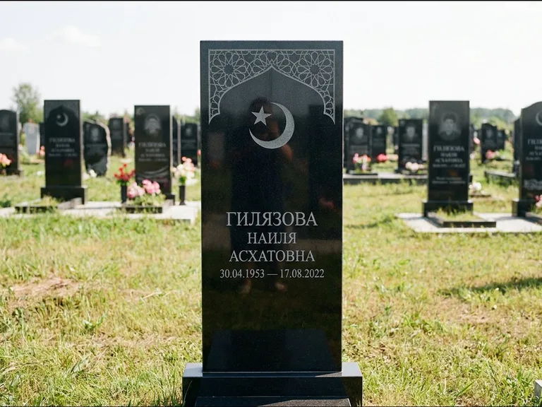 Мусульманский памятник: узкая вертикальная стела-пилон с полумесяцем — гравировка мечети в михраб-арке с орнаментом, открытая лужайка без ограды, работа «Ибрагимова» в Магнитогорске