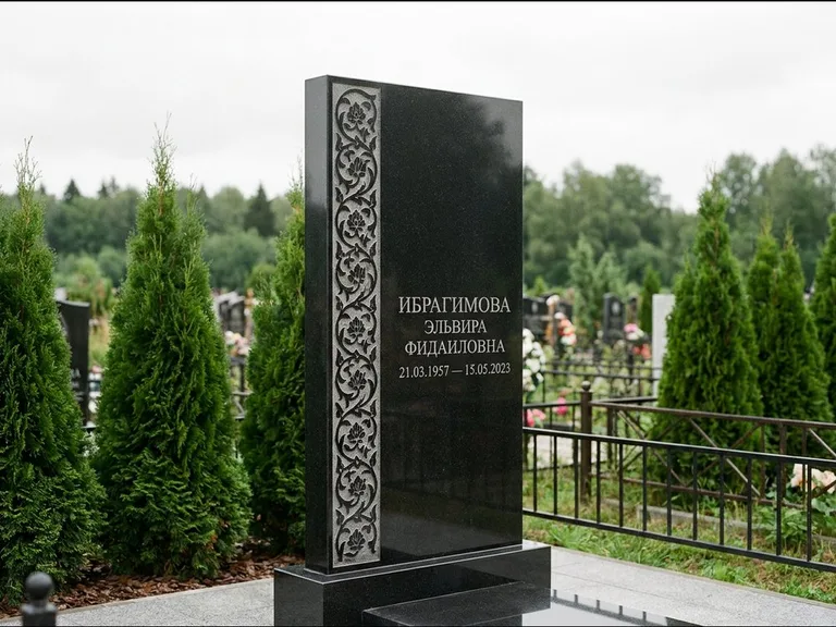Мусульманский памятник — колонна ислими по краю стелы, работа «Ибрагимова» в Магнитогорске