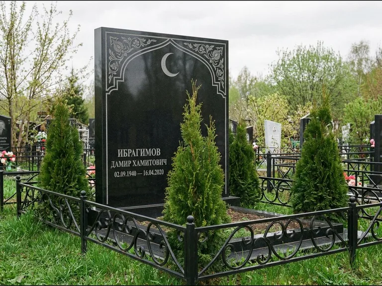 Памятник с гравировкой полумесяца — гравировка полумесяца в восточной арке с орнаментом, работа «Ибрагимов» в Магнитогорске