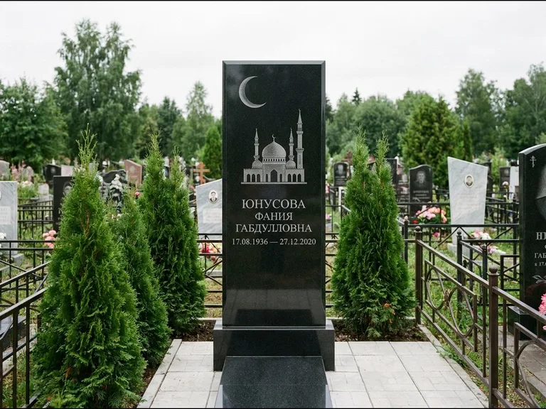 Памятник с гравировкой полумесяца — гравировка полумесяца над силуэтом мечети, работа «Юнусова» в Магнитогорске
