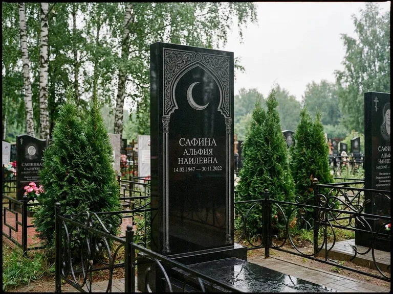 Памятник с гравировкой полумесяца — гравировка полумесяца в восточной арке с орнаментом, работа «Сафина» в Магнитогорске