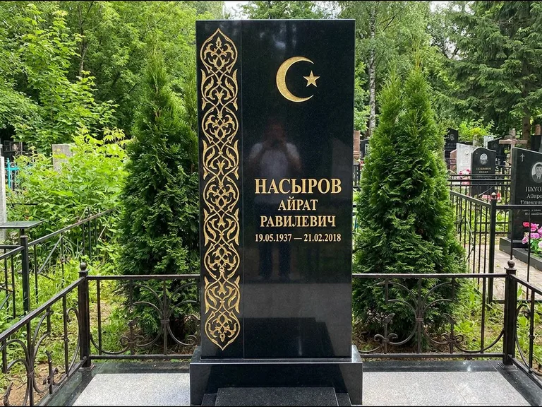 Памятник с гравировкой полумесяца — золочёный полумесяц и колонна растительного орнамента-ислими, работа «Насыров» в Магнитогорске